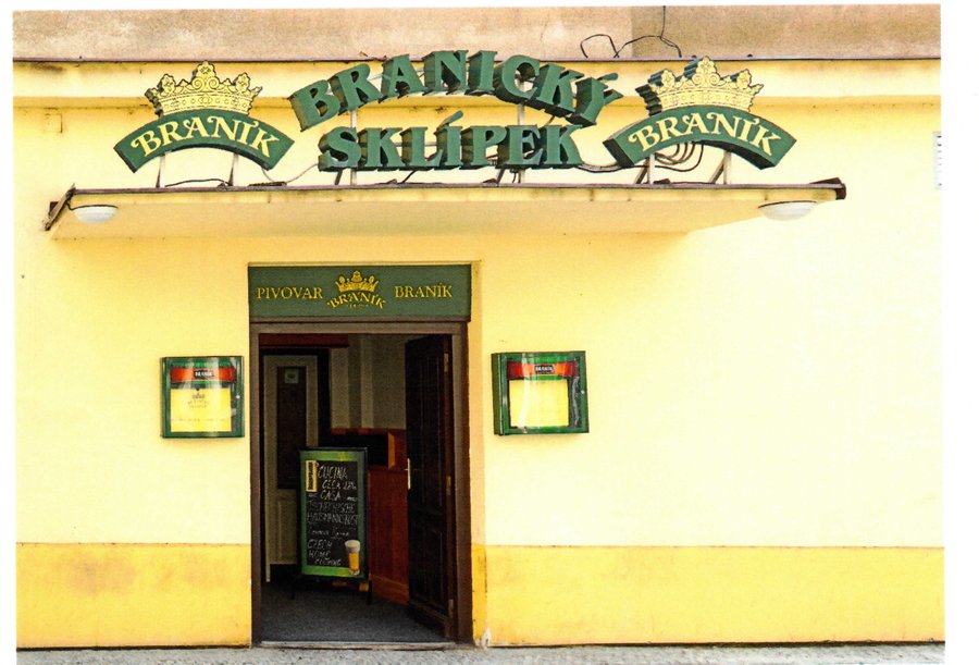 Straßenecke in Prag mit einem Gasthaus, Schriftzug „Branický sklípek